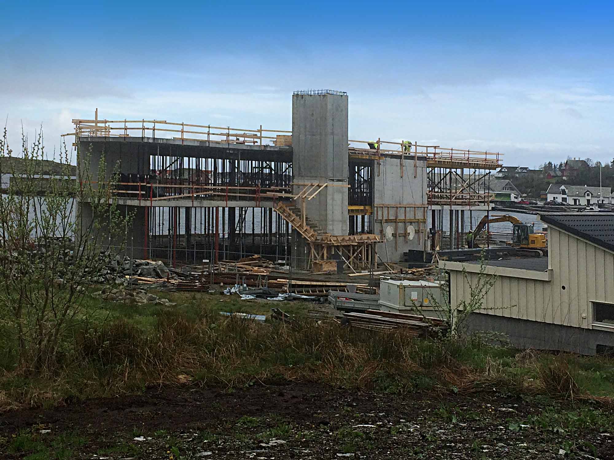 Viser Plasstøpte konstruksjoner som grunnmur, trapper og Plasstøpte dekker i betong.